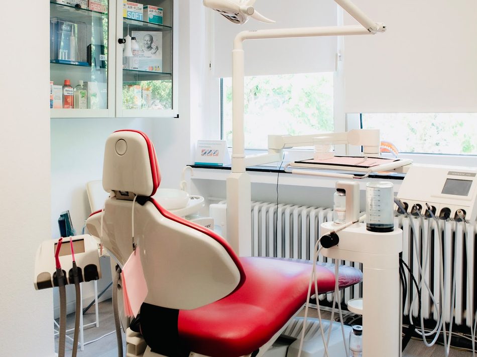 Behandlungszimmer mit moderner Ausstattung